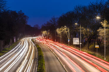 Deutschland, Baden-Württemberg, Stuttgart, Langzeitbelichtung von Stau auf mehrspuriger Autobahn in der Abenddämmerung - WDF07282