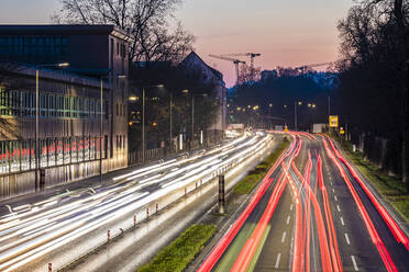 Deutschland, Baden-Württemberg, Stuttgart, Langzeitbelichtung von Stau auf mehrspuriger Autobahn in der Abenddämmerung - WDF07283