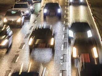 Deutschland, Baden-Württemberg, Stuttgart, Unscharfe Bewegung eines Staus auf einer mehrspurigen Autobahn bei Nacht - WDF07285