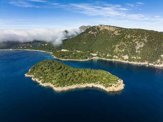 Spanien, Balearische Inseln, Port de Pollenca, Luftaufnahme der Insel Illa del Geret und der umliegenden Landschaft - AMF09867