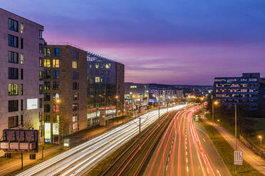 Deutschland, Baden-Württemberg, Stuttgart, Fahrzeug-Lichtspuren auf der Bundesstraße 27 in der Abenddämmerung - WDF07287