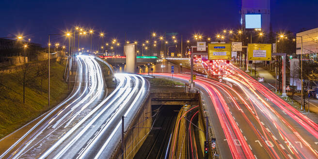 Deutschland, Baden-Württemberg, Stuttgart, Fahrzeug-Lichtspuren auf den Bundesstraßen B10 und B27 bei Nacht - WDF07288