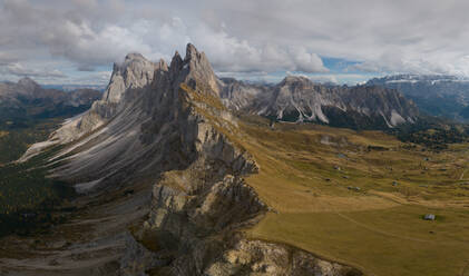 Drohnenansicht der majestätischen Felsformationen in den Dolomiten bei bewölktem Himmel an einem sonnigen Tag - ADSF43428