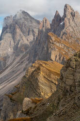 Drohnenansicht der majestätischen Felsformationen in den Dolomiten bei bewölktem Himmel an einem sonnigen Tag - ADSF43429