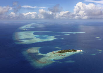 Luftaufnahme einer kleinen Insel mit einem Luxus-Resort in der Nähe des Atolls auf den Malediven-Archipelen. - AAEF17515