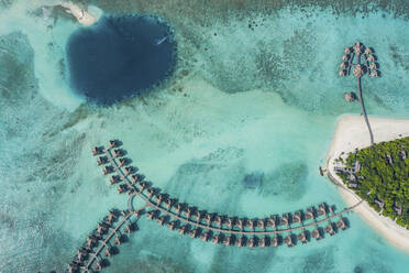 Luftaufnahme eines Bungalows eines Luxusresorts im Laccadive-Meer, Indischer Ozean, Malediven-Archipel. - AAEF17524