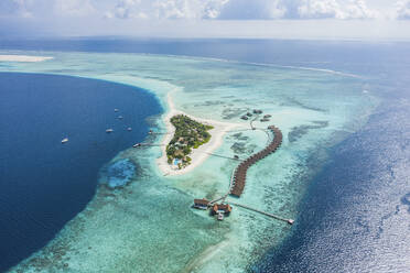 Luftaufnahme eines Luxus-Resorts im Malè-Atoll, Malediven-Archipel. - AAEF17532