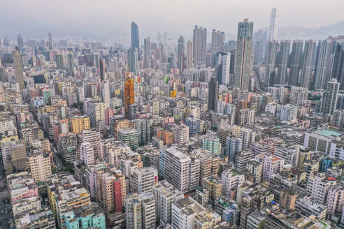 Luftaufnahme von bunten Gebäuden in der Innenstadt von Hongkong, Kowloon. - AAEF17546