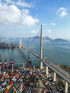 Luftaufnahme der Stonecutters Bridge über die Bucht in der Nähe des Handelshafens von Hongkong. - AAEF17548
