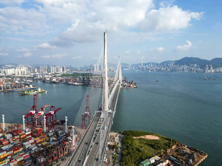 Luftaufnahme der Stonecutters Bridge über die Bucht in der Nähe des Handelshafens von Hongkong. - AAEF17549