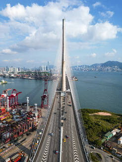 Luftaufnahme der Stonecutters Bridge über die Bucht in der Nähe des Handelshafens von Hongkong. - AAEF17550
