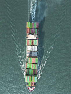 Luftaufnahme eines Frachtschiffs, das im Handelshafen von Hongkong Container transportiert. - AAEF17551