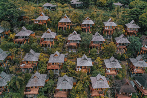 Luftaufnahme vieler ähnlicher Bungalows in einem Resort auf den Phi Phi Inseln, Thailand. - AAEF17553