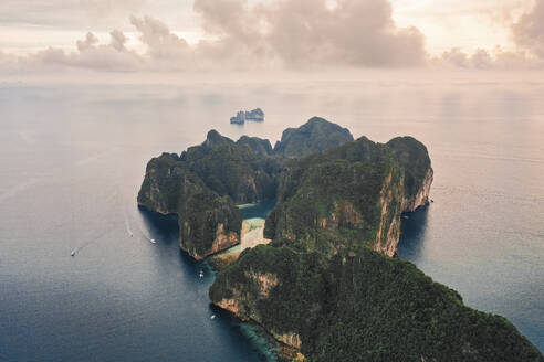 Luftaufnahme der Landzunge Ko Phi Phi Lee und der Inseln, Krabi, Thailand. - AAEF17554