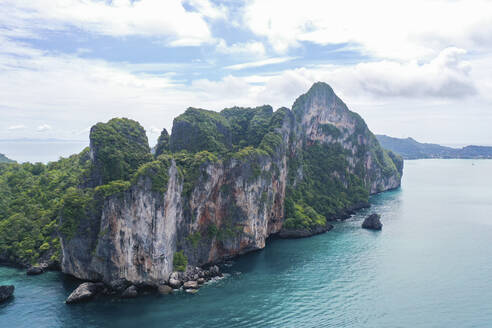 Luftaufnahme der Loh Lana Bay und des Nui Beach mit hohen Klippen auf der Insel Phi Phi, Thailand. - AAEF17556