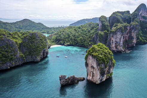 Luftaufnahme der Loh Lana Bay und des Nui Beach mit hohen Klippen auf der Insel Phi Phi, Thailand. - AAEF17557