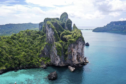 Luftaufnahme der Loh Lana Bay und des Nui Beach mit hohen Klippen auf der Insel Phi Phi, Thailand. - AAEF17558