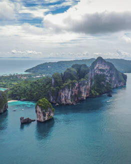 Luftaufnahme von grünen Felsformationen und blauem Wasser auf der Insel Phi Phi, Thailand. - AAEF17559