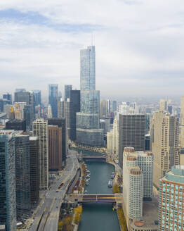 Luftaufnahme der Skyline von Chicago mit Wolkenkratzern entlang des Flusses, Vereinigte Staaten. - AAEF17563