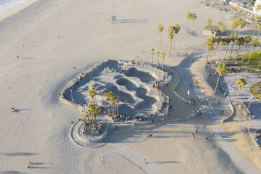 Luftaufnahme des Skateparks in Venice Beach, Kalifornien, Vereinigte Staaten. - AAEF17570