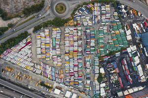 Luftaufnahme von dicht gedrängten Bussen im Hafen von Hongkong. - AAEF17571