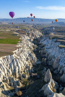 Luftaufnahme von Heißluftballons in Kappadokien, Türkei. - AAEF17579