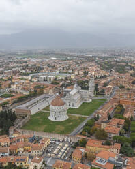 Luftaufnahme der Kathedrale von Pisa auf der Piazza del Duomo in der Innenstadt von Pisa, Toskana, Italien. - AAEF17625