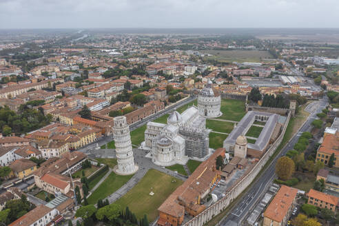 Luftaufnahme der Kathedrale von Pisa auf der Piazza del Duomo in der Innenstadt von Pisa, Toskana, Italien. - AAEF17626
