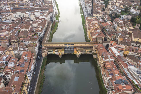 Luftaufnahme der Brücke Ponte Vecchio über den Fluss Arno in der Innenstadt von Florenz, Toskana, Italien. - AAEF17628