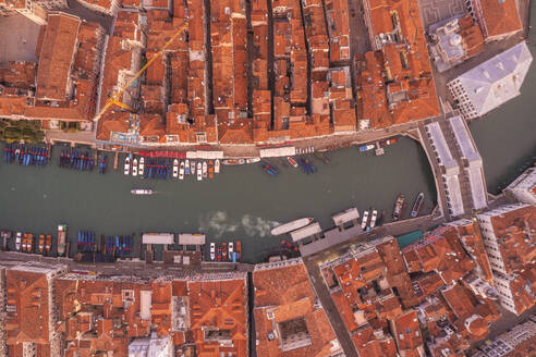 Luftaufnahme des Stadtzentrums von Venedig entlang des Canal Grande, Venetien, Italien. - AAEF17629