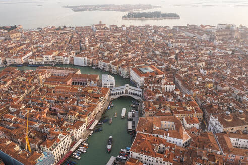 Panoramablick auf die Rialtobrücke, die den Canal Grande überquert, mit Gondeln und Booten in der Innenstadt von Venedig, Venetien, Italien. - AAEF17630