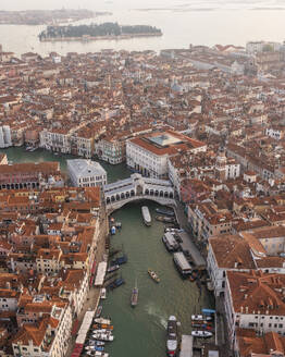 Panoramablick auf die Rialtobrücke, die den Canal Grande überquert, mit Gondeln und Booten in der Innenstadt von Venedig, Venetien, Italien. - AAEF17631