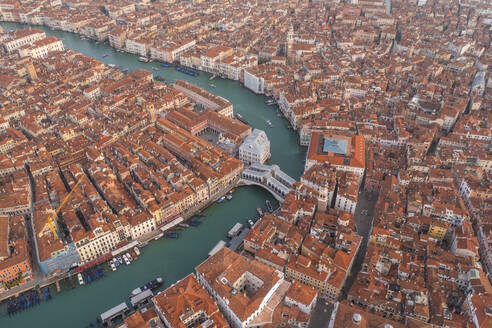 Luftaufnahme der Rialto-Brücke über den Canal Grande in der Innenstadt von Venedig, Venetien, Italien. - AAEF17632