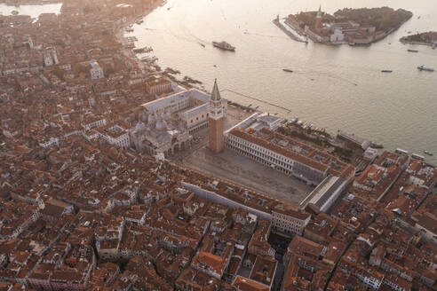 Luftaufnahme des Markusplatzes in der Altstadt von Venedig entlang des Canal Grande, Venetien, Italien. - AAEF17633