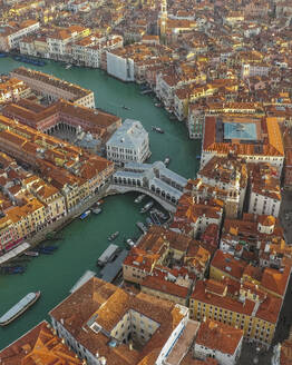 Luftaufnahme der Rialto-Brücke über den Canal Grande in der Innenstadt von Venedig, Venetien, Italien. - AAEF17634