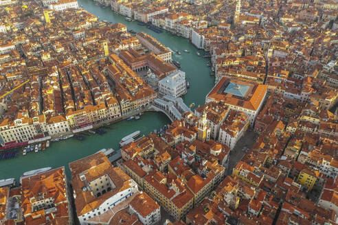 Luftaufnahme der Rialto-Brücke über den Canal Grande in der Innenstadt von Venedig, Venetien, Italien. - AAEF17635