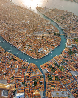 Panoramablick aus der Luft auf den großen Kanal, der die Innenstadt von Venedig bei Sonnenuntergang durchquert, Venetien, Italien. - AAEF17637