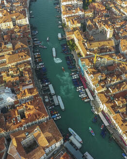 Luftaufnahme von Booten auf dem Canal Grande in der Innenstadt von Venedig, Venetien, Italien. - AAEF17638