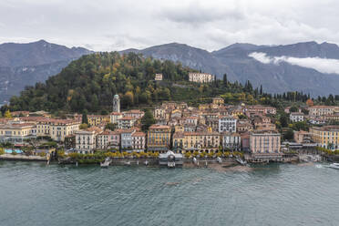 Panorama-Luftaufnahme von Bellagio, einer kleinen Stadt am Comer See, Lombardei, Italien. - AAEF17643