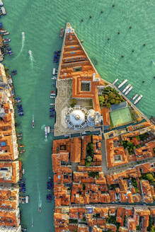 Luftaufnahme der Kirche Santa Maria della Salute entlang der Lagune in Venedig, Venetien, Italien. - AAEF17653