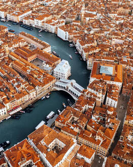 Luftaufnahme der Rialto-Brücke über den Canal Grande in der Innenstadt von Venedig, Venetien, Italien. - AAEF17654