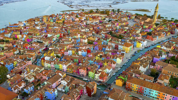 Luftaufnahme der Insel Burano in der venezianischen Lagune, Venedig, Venetien, Italien. - AAEF17656