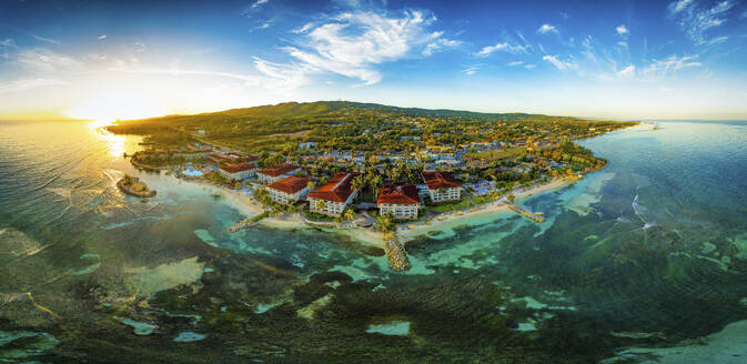 Panoramablick aus der Luft auf eine Ferienanlage entlang der Küste in Montego Bay, Saint James, Jamaika. - AAEF17658