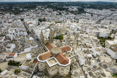 Luftaufnahme der Basilika der Heiligen Cosmas und Damian, Alberobello, Apulien, Italien. - AAEF17673
