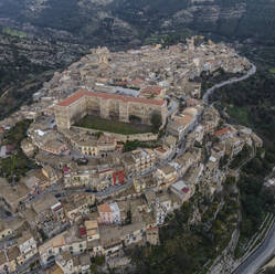 Luftaufnahme des Palastes Dottor Solarino in Ragusa Ibla, einer mittelalterlichen Stadt am Hang bei Sonnenuntergang in Sizilien, Italien. - AAEF17685