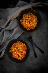 Studioaufnahme von zwei Schüsseln veganer Linguine mit Paprika-Mandel-Sauce - LVF09281