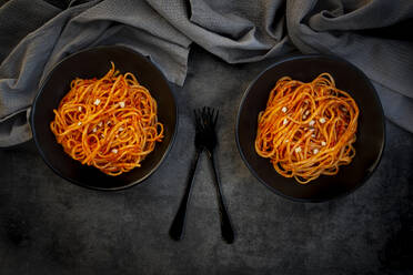 Studioaufnahme von zwei Schüsseln veganer Linguine mit Paprika-Mandel-Sauce - LVF09282