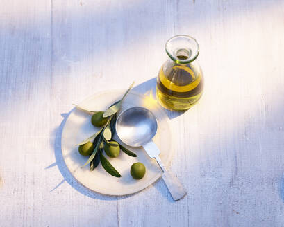 Messlöffel, rohe Oliven und Karaffe mit Olivenöl - KSWF02340