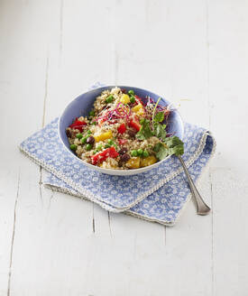 Studio shot of ready-to-eat bowl of quinoa with vegetables - KSWF02350