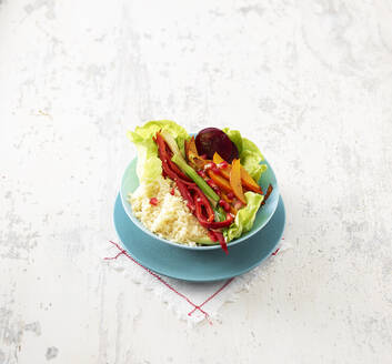 Studio shot of ready-to-eat bowl of quinoa with vegetable salad - KSWF02351